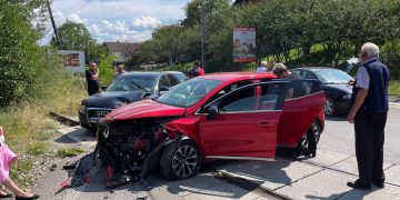 O şoferiţă începătoare a intrat într-un Audi la trecerea la nivel cu calea ferată dintre Moisei şi Borşa -galerie foto