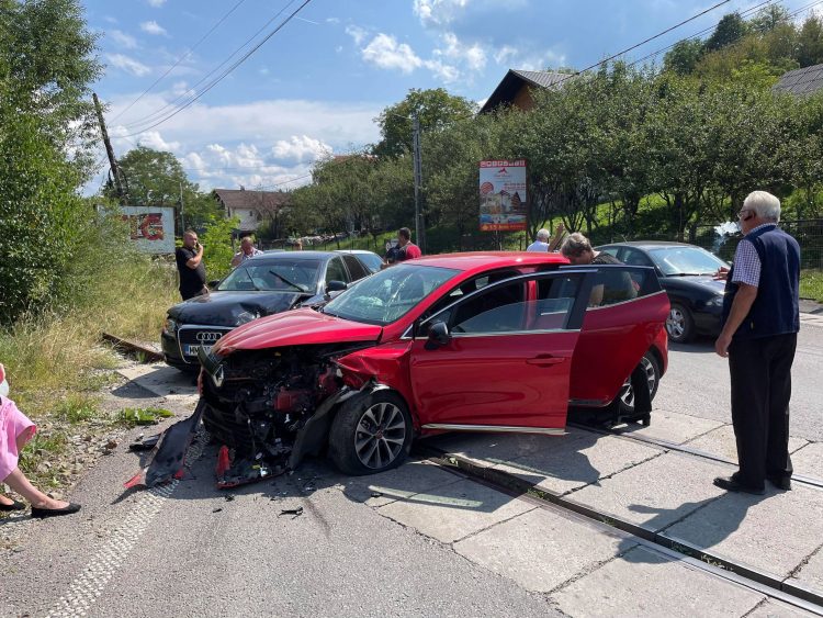 O şoferiţă începătoare a intrat într-un Audi la trecerea la nivel cu calea ferată dintre Moisei şi Borşa -galerie foto