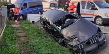 Accident mortal în judeţul Cluj. Un bărbat a murit, după impactul dintre două mașini și un microbuz – video