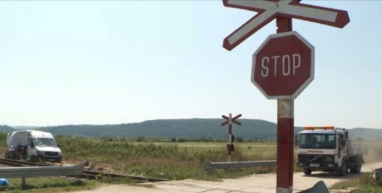 Microbuz care se întorcea din Italia lovit de tren în România