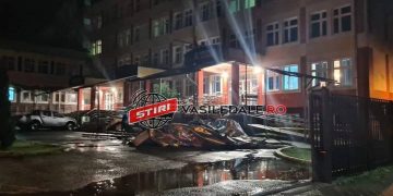 Acoperişul Spitalului din Târgu Lăpuş, smuls de vânt şi aruncat în curte