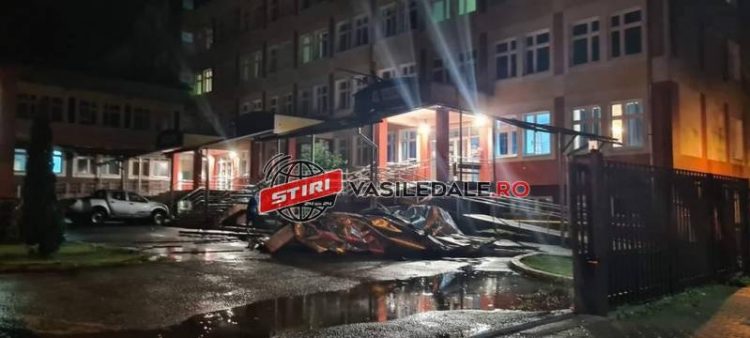 Acoperişul Spitalului din Târgu Lăpuş, smuls de vânt şi aruncat în curte
