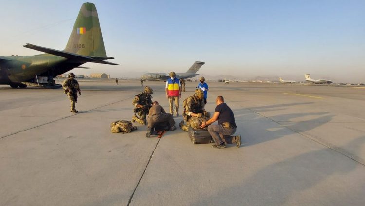Criza din Afganistan. Încă un român a fost evacuat din Kabul. Alţi 14 conaţionali rămaşi în Afganistan aşteaptă să fie salvaţi