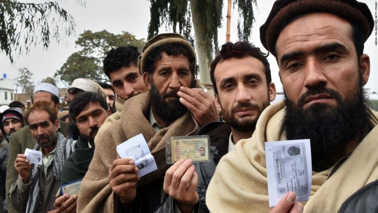 Criza din Afganistan. UK îşi deschide porţile pentru 20.000 de refugiaţi afgani