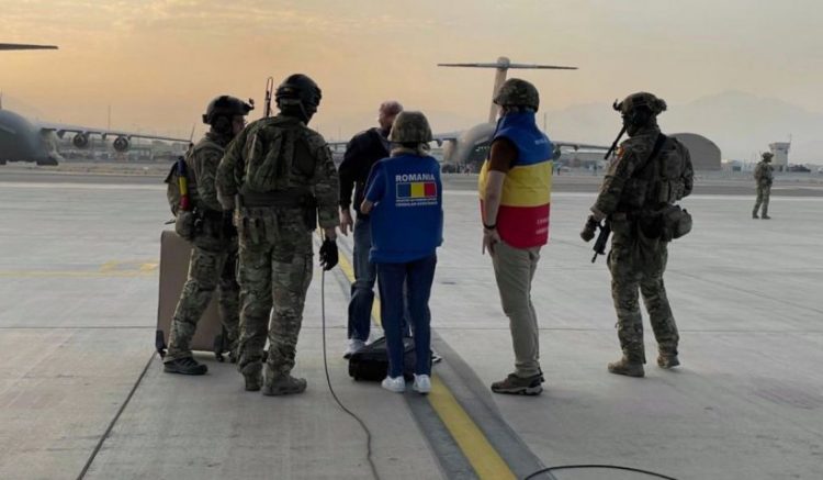 Criza din Afganistan. Cetățenii români nu au putut ajunge la aeroportul din Kabul pentru a fi aduși în țară. Un singur român a urcat în avionul Forțelor Aeriene Române