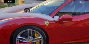 Șoferul unui Ferrari a lovit intenționat un polițist care îl trăgea pe dreapta