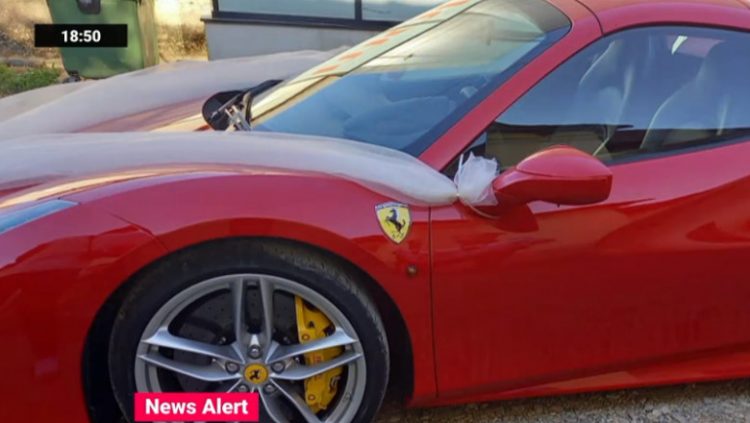 Șoferul unui Ferrari a lovit intenționat un polițist care îl trăgea pe dreapta