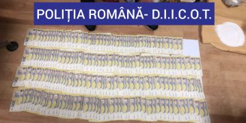 FLAGRANT la Sighetu Marmaţiei. Droguri şi peste 40.000 de euro descoperite în două colete sosite din străinătate – foto