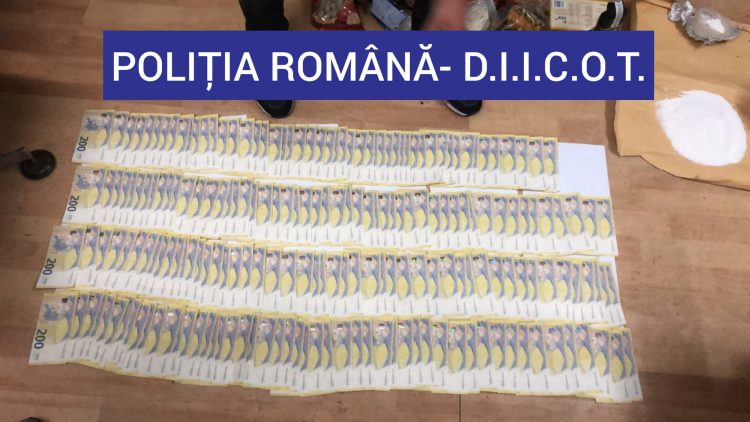 FLAGRANT la Sighetu Marmaţiei. Droguri şi peste 40.000 de euro descoperite în două colete sosite din străinătate – foto