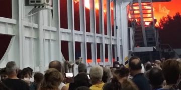 Sute de oameni, înghesuiți într-un feribot înconjurat de flăcări, în Grecia