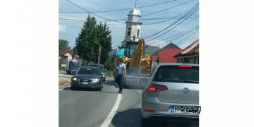 Pericol la Lăpușel. Coloane de maşini din cauza unui fir de electricitate atârnat peste carosabil – video