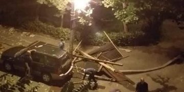 FOTO – FURTUNĂ ÎN BAIA MARE. COPAC CAZUT PESTE UN BARBAT PE BD BUCUREȘTI, ACOPERIȘ ARUNCAT PESTE MAȘINI