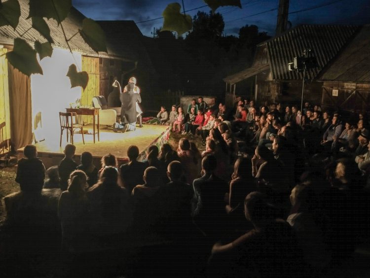 Spectacol de teatru în curtea lui Briciu’ din Hărnicești