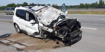 O româncă însărcinată a zburat prin trapa maşinii, după un accident înfiorător în Ungaria