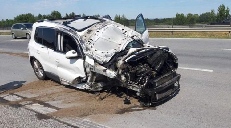 O româncă însărcinată a zburat prin trapa maşinii, după un accident înfiorător în Ungaria