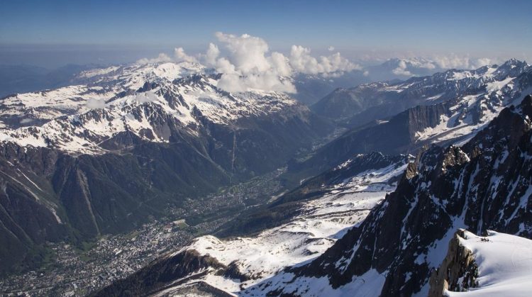 Un copil de 12 ani a murit, după ce a căzut în gol de la peste 180 de metri