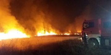 O cabană din lemn a ars din temelii pe Valea Usturoiului. A luat foc şi vegetaţia uscată