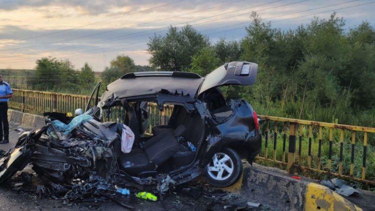 Un mort şi cinci răniţi în urma unui grav accident cu trei maşini, pe DN1