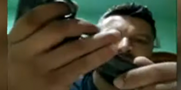 Tupeu incredibil de interlop. S-a filmat fluturând un pistol și îi invită pe polițiști să îl ridice din apartament – video