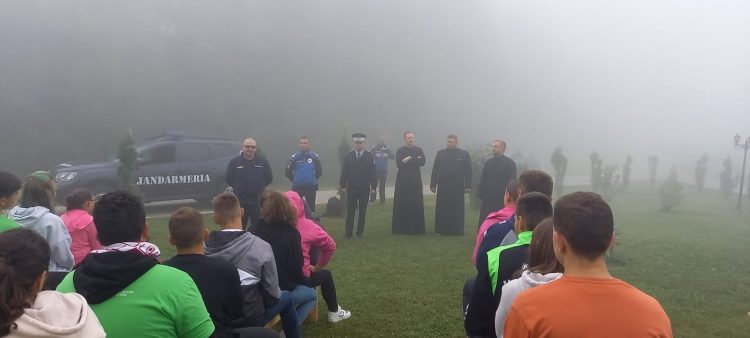 Jandarmii maramureşeni alături de copiii aflaţi în tabără la Dealu Mare