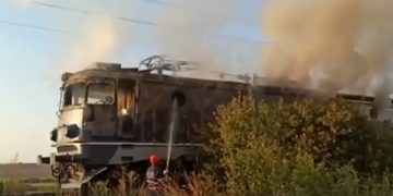 Locomotiva unui tren de călători a luat foc, trafic feroviar blocat