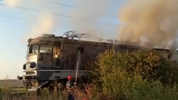 Locomotiva unui tren de călători a luat foc, trafic feroviar blocat