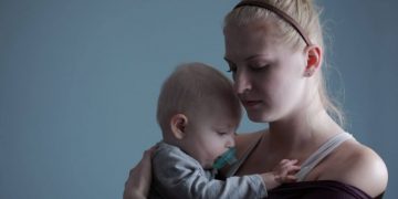 Mamele defavorizate din România ar putea primi un ajutor de la stat de 2.000 de lei după ce nasc