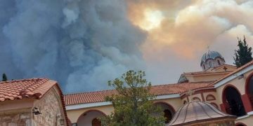 Mănăstirea Sf. David din insula grecească Evia a scăpat neatinsă de foc, deși era înconjurată de flăcări