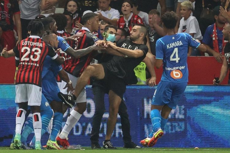 Violenţe la meciul Nice – Marseille. Suporterii au pătruns pe teren, iar jocul a fost oprit