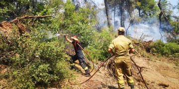 Pompierii români, lăudați și comparați cu extratereștrii în presa străină.