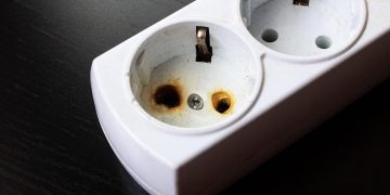 Un tânăr a murit electrocutat la o pomană, după ce cu mâinile ude a încercat să scoată din priză o pompă