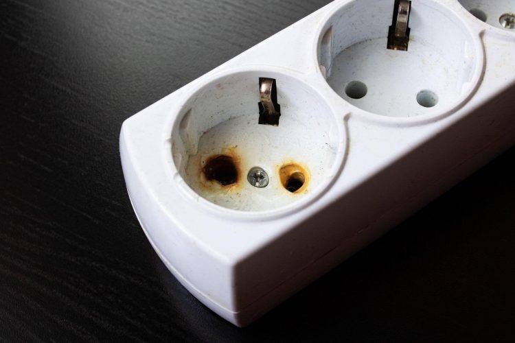 Un tânăr a murit electrocutat la o pomană, după ce cu mâinile ude a încercat să scoată din priză o pompă