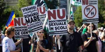 Icoane și pancarte anti-LGBT: ”Strămoşii s-au jertfit pentru România Mare, nu pentru căsătorii homosexuale”