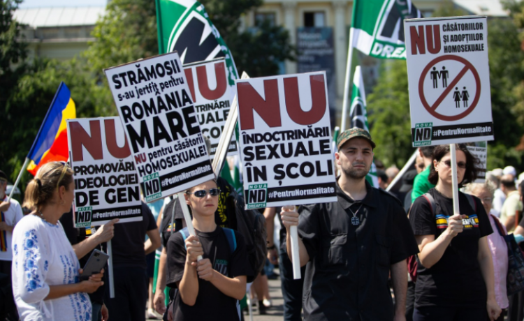 Icoane și pancarte anti-LGBT: ”Strămoşii s-au jertfit pentru România Mare, nu pentru căsătorii homosexuale”