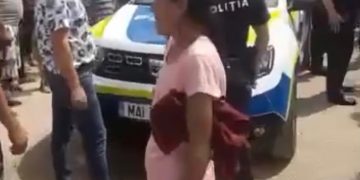 Imagini de la scandalul din Şomcuta Mare. Poliţişti acuzaţi că ar fi agresat o femeie, doar că victima a recunoscut că s-a încăierat cu vecina şi a depus plângere împotriva ei