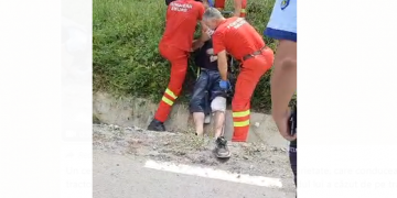 Băut şi fără permis s-a răsturnat cu tractorul la Ardusat. Pe utilaj se mai aflau un bărbat, tot băut, şi un copil de 3 ani – foto