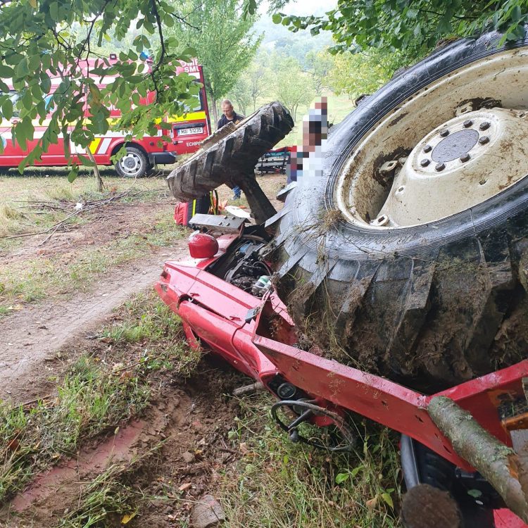 BĂRBAT ACCIDENTAT GRAV DUPĂ CE A CĂZUT SUB TRACTOR. A FOST TRANSPORTAT CU ELICOPTERUL LA SPITALUL JUDEŢEAN DIN BAIA MARE