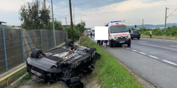 ACCIDENT la ieșire din Dej spre Nima, mașină răsturnată în afara drumului
