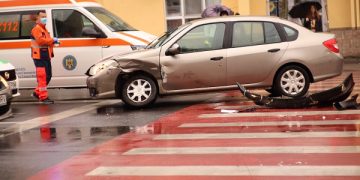 GALERIE FOTO: Impact între două autoturisme la intersecţia Bd. Bucureşti cu str. Culturii