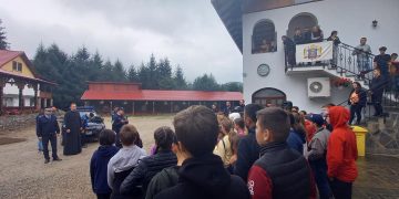 Jandarmii maramureșeni, în dialog cu 100 de elevi aflaţi în tabără la Mănăstirea Chiuzbaia