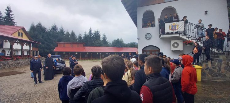 Jandarmii maramureșeni, în dialog cu 100 de elevi aflaţi în tabără la Mănăstirea Chiuzbaia