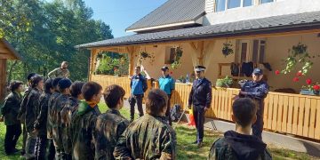 Jandarmii maramureşeni şi copiii aflaţi în tabără la Ciolt, activităţi comune în cadrul campaniei „Vacanţă în siguranţă”