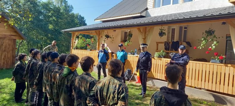 Jandarmii maramureşeni şi copiii aflaţi în tabără la Ciolt, activităţi comune în cadrul campaniei „Vacanţă în siguranţă”
