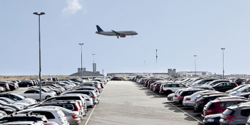 Paradox la Aeroportul internațional Maramureș: Parcarea este gratuită, dar turiștii sunt rugați să nu-și lase mașinile