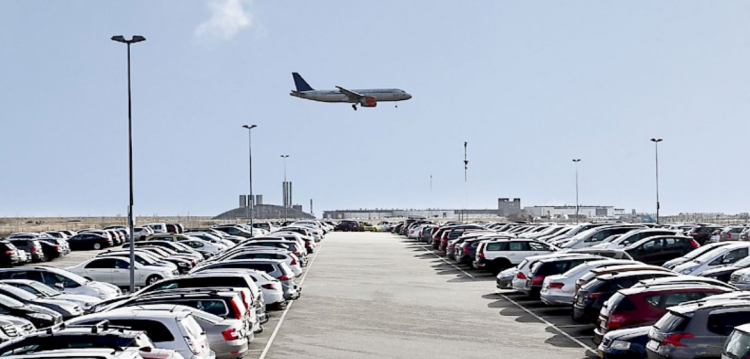 Paradox la Aeroportul internațional Maramureș: Parcarea este gratuită, dar turiștii sunt rugați să nu-și lase mașinile