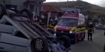 Mașină răsturnată în urma unui accident violent