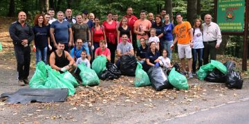 SUTE DE MARAMUREȘENI LA ACȚIUNEA DE ECOLOGIZARE LET’S DO IT, ROMANIA