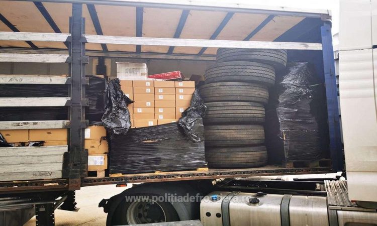 Peste 3.000 articole electrice şi electronice, de 1,74 milioane de lei, fără documente justificative, descoperite într-un camion