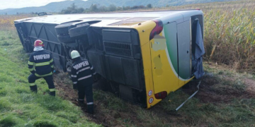 ACCIDENT pe DN1C, în Câțcău. Un autocar s-a răsturnat