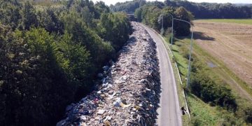 O autostradă din Belgia transformată în groapă de gunoi după inundaţii